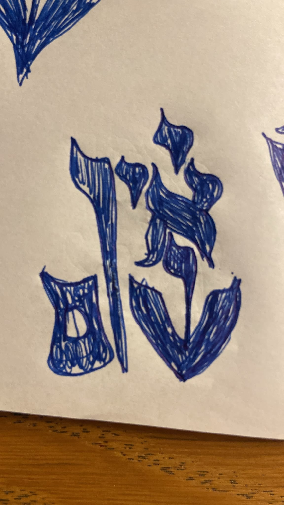 סקיצה בעט כחול של אותיות עבריות, בשלבי העבודה על יצירה